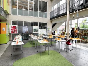 Lichthof in einer Schule. Architekturmodelle aus Schulprojekt auf Tischen