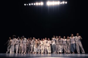 hell gekleidete Tänzer in einer Reihe