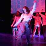 Tänzerin in lila-rosa Beleuchtung