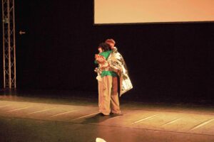 zwei Tänzerinnen stehen in inniger Umarmung