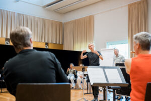 Dirigent; Musiker von hinten; Kinder im Hintergrund