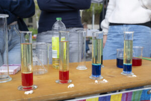 Vier Glaskolben, zwei mit roten, zwei mit blauen Flüssigkeiten.